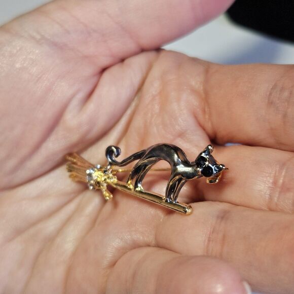 Gold Tone Crystal Gray Cat On Broom Brooch Pin Halloween Witch - Picture 2 of 9